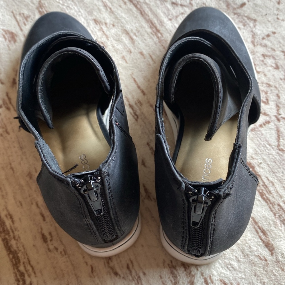 Maurice’s shoes - Picture 3 of 8